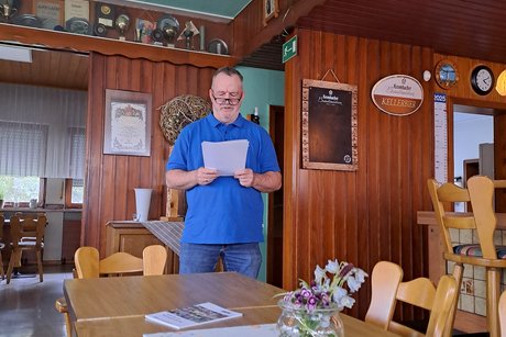Timo Fuhrländer eröffnet die Mitgliederversammlung