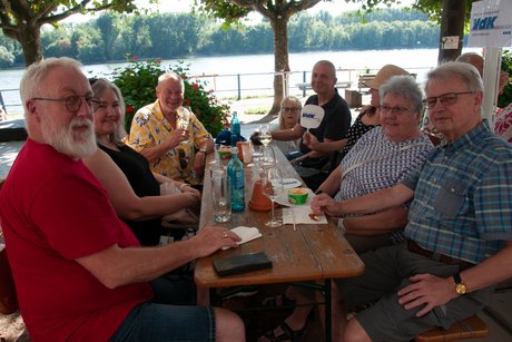 Mitglieder beim geselligen Weintreff