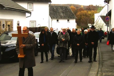 Kleine Prozession von der Kirche zum Ehrenmal / Friedhof