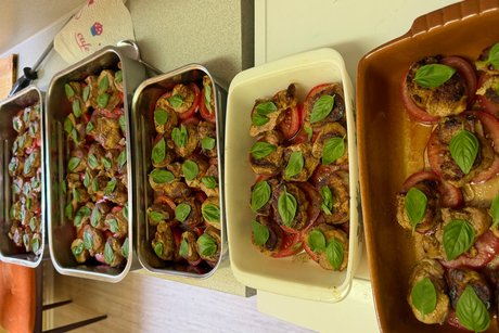 Griechisches Schweinefilet mit Tomaten und Basilikum war der Hauptgang. Griechisches Schweinefilet mit Tomaten und Basilikum war der Hauptgang.