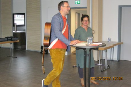 Unser Pfarrer-Ehepaar Pfarrerehepaa Reininghaus/Cremers bei ihrer Darbietung