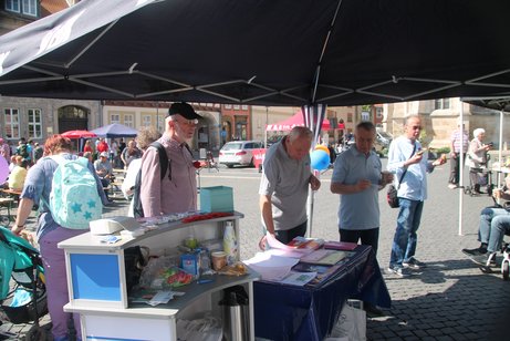 Menschen vor einen Stand