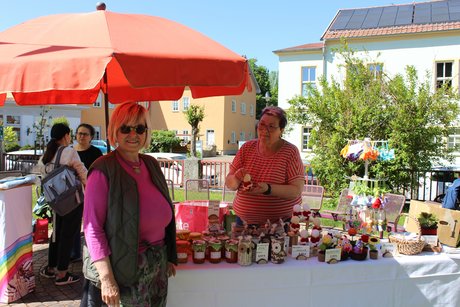 Menschen vor einen Stand