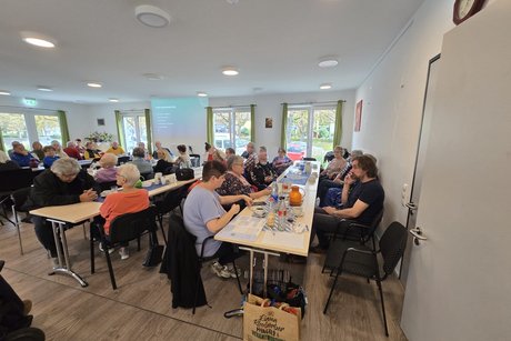 Mitglieder an Tischen