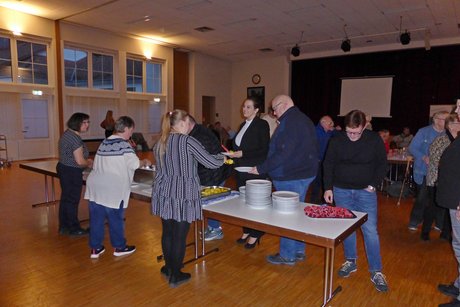 Essen fassen -> Heringsessen mit oder ohne Zwiebeln und alternativ Quark
