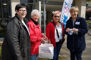 Handarbeitskreis übergibt Präsente an die Tagespflegeeinrichtung Schon & Jansen