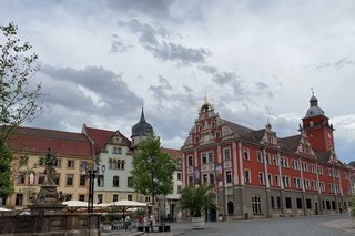 Das Historische Rathaus vom Hauptmarkt gesehen mit Brunnen