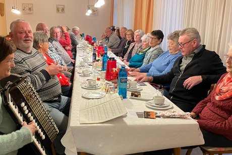 Bürgermeisterin Anke Hofmann begleitet die Feier mit Arkordeon Bürgermeisterin Anke Hofmann begleitet die Feier mit Arkordeon