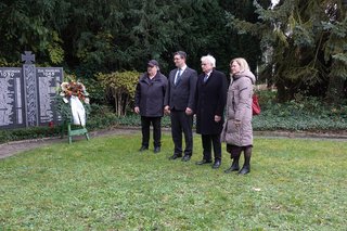 Auf dem Bild sind Vertreter des Ortsverbandes Wallerstädten und der Bürgermeister Jörg Rüdenklau zu sehen