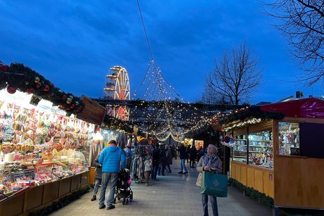 Weihnachtsmarkt am Friedrichplatz mit Riesenrad Weihnachtsmarkt am Friedrichplatz mit Riesenrad