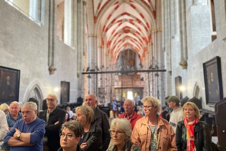 Erläuterungen in der Divi-Blasli-Kirche durch einen Kirchenführer