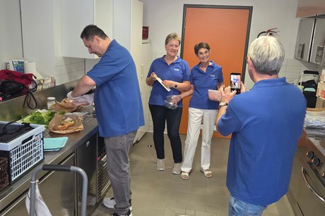 Mitgliederversammlung mit Grillfest Unser schwer beschäftigtes Küchenteam