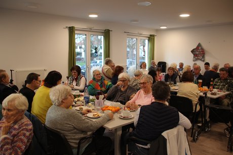 Mehrere Tische, alle voll besetzt mit &uuml;berwiegend &auml;lteren Vereinsmitgliedern. Blick von links.