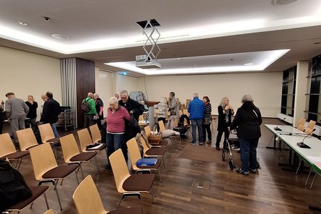 Infoveranstaltung 3 Anwesende nutzen die Möglichkeit zur Klärung individueller Fragen
