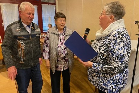 Gisela und Egon Sippel erhalten das Treueabzeichen f&uuml;r 40 Jahre Vereinsmitgliedschaft