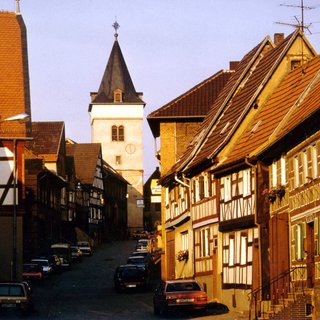 Ortsmitte mit Kopfsteinpflaster Straße und alten Torbogen