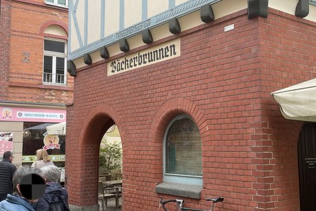 Wiesbadens Thermalquelle mit langer Handwerkstradition. Seinen Namen verdankt er der Tatsache, dass dort die Bäcker und Metzger das Brauchwasser für ihr Handwerk holten.