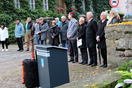 vr: Vertreter von Kirche, Stadt und Vorstand des VdK OVW