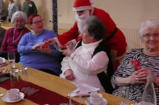 Nikolaus beim Überreichen der Geschenke