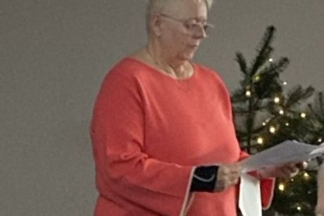 Die Vorsitzende Angelika Stoltze begr&uuml;&szlig;t die G&auml;ste