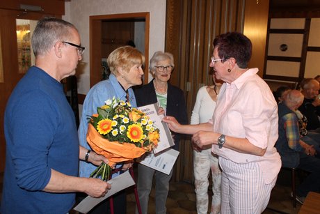 Vorstandsteam Sprecherin Bettina Desch &uuml;berreicht die Ehrungsurkunden
