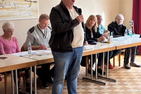 Der amtierende Kreisvorsitzende (Mitglied des Bezirksvorstands) begr&uuml;&szlig;t die Anwesenden.