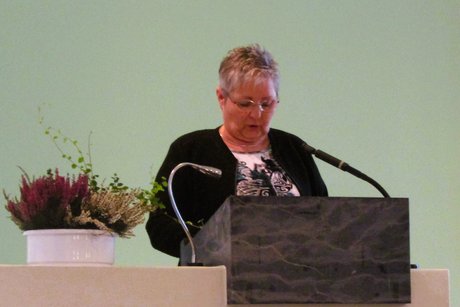 Die 1. Vorsitzende hält ihre Rede