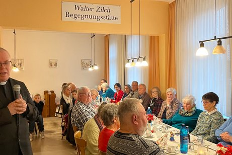 Monsignore Bernhard Schiller bei seinen adventlichen Gedanken
