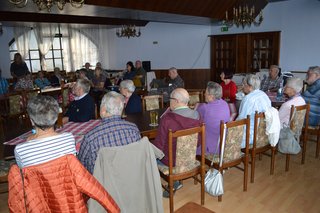 Der Saal ist gut gefüllt, die Anwesenden sind erwartungsvoll, der Infoabend kann beginnen.