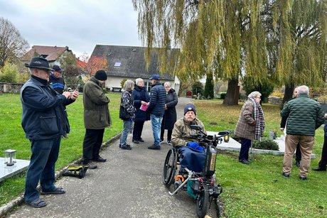 Das Bild zeigt: Teilnehmer/innen des Volkstrauertages am Friedhof Lämmerspiel
