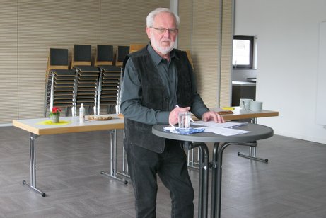 Vorsitzender begr&uuml;&szlig;t die Anwesenden