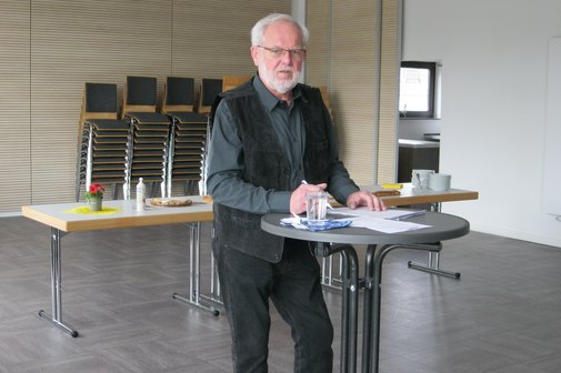Vorsitzender begr&uuml;&szlig;t die Anwesenden