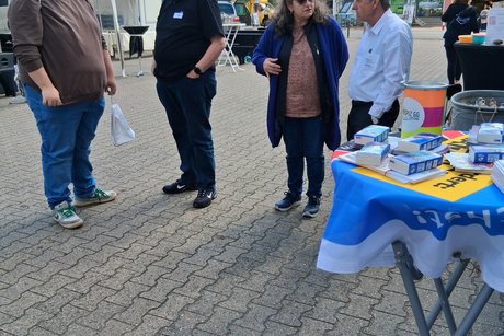 der stellv. Landesvorsitzende, Patrick Nau,2.v.l. und der Vorsitzende des OV Nauheim, Kurt Herdt,re. im Gespräch mit Besuchern