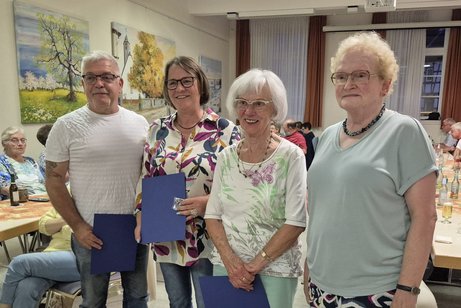 VdK Vorsitzende Irmtraud Busch ehrt Edda Schneider, Ursula König-Schneyer und Thomas Schneyer.