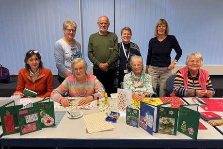 Eine fröhliche Runde Bastler Eine fröhliche Runde Bastler