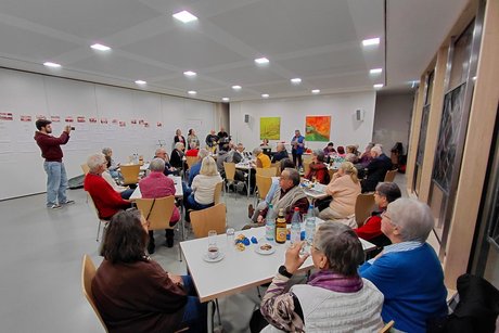Der Saal des Gemeindezentrums St. Bonifatius mit Gäste der Jahresabschluss- und 75. Jubiläumsfeier