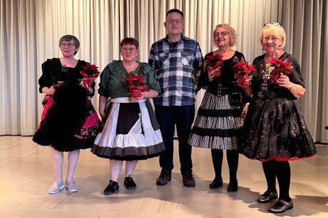 Vorsitzender Andr&eacute; Fischer mit den T&auml;nzerinnen von "Beaux & Belles"