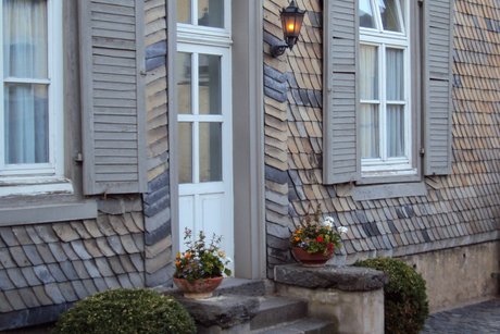 Hauseingang_Schieferverkleidetes Geb&auml;ude_Fensterl&auml;den beidseits der Fenster