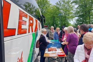 Frühstück am Bus