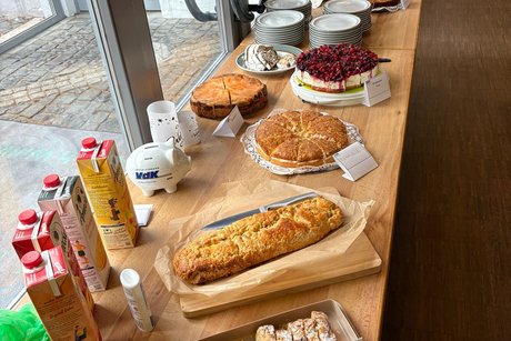 ein voll gedeckter kuchentisch mit diversen kuchen