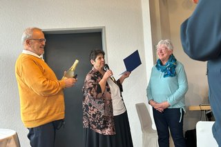 Das Bild zeigt: Von Links: Bezirksvorsitzender Helmut Schwoll, Kreisvorsitzende Anita Poschmann, Kreiskassenführerin Margareta Heinemann