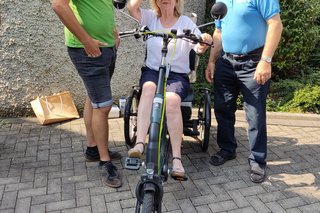 Heike Bartsch lässt sich ein Inklusionsfahrrad erklären