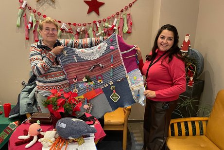 Regina Kuschka zeigt Andrea Molina eine Nesteldecke Regina Kuschka zeigt Andrea Molina eine Nesteldecke