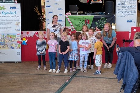 Kinder stehen auf der B&uuml;hne