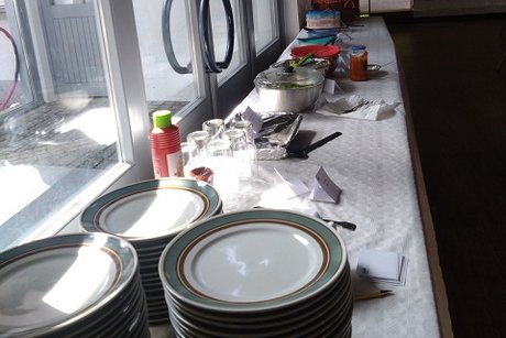 ein tisch mit einigen salatschüsseln