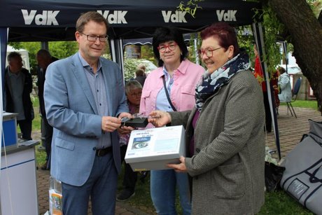 Menschen vor den VdK Stand