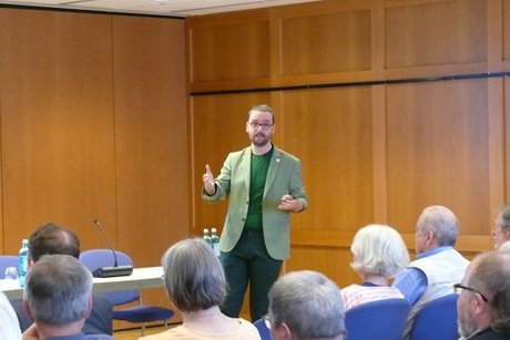 Referent Raphael Fritsch mit einem Teil des Publikums