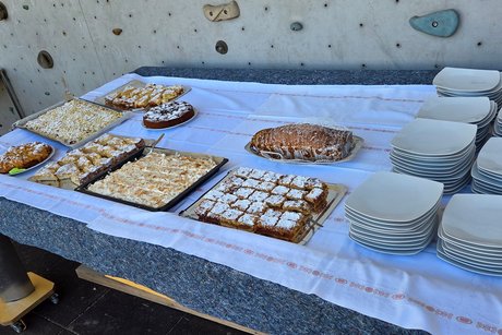 75 Jahrfeier des VDK OV-Mörfelden Kuchenbuffet vor dem Ansturm