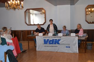 Frau Poschmann (Vorsitzende) gibt den Vorstandsbericht