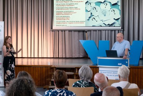 Das Bild zeigt Gemeindepflegerin Frau Türk sowie den Moderator Herrn Schneider